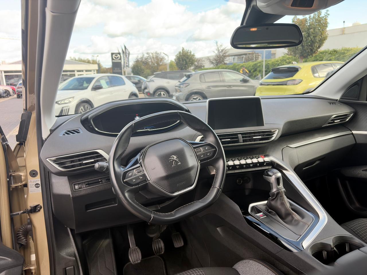 Peugeot 3008 1.2 12V e-THP / Allwetter Reifen