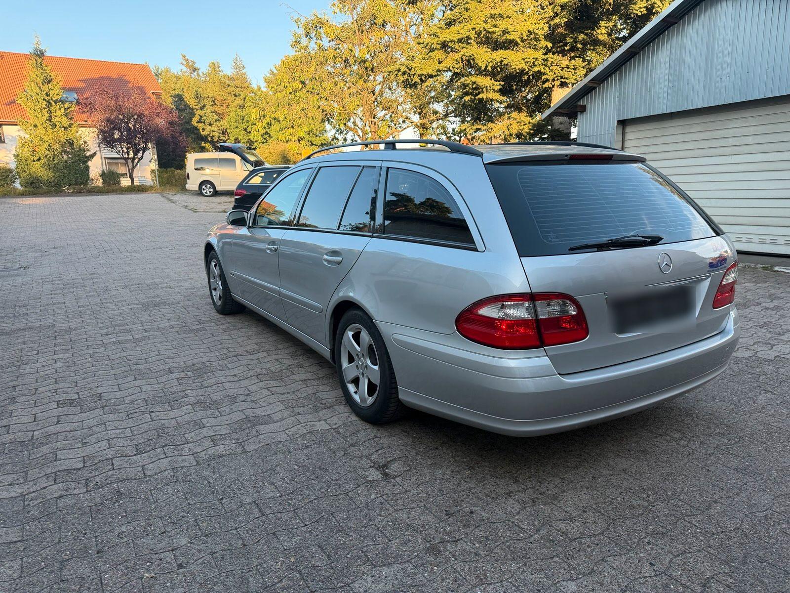 Mercedes-Benz E220 2004 — interior