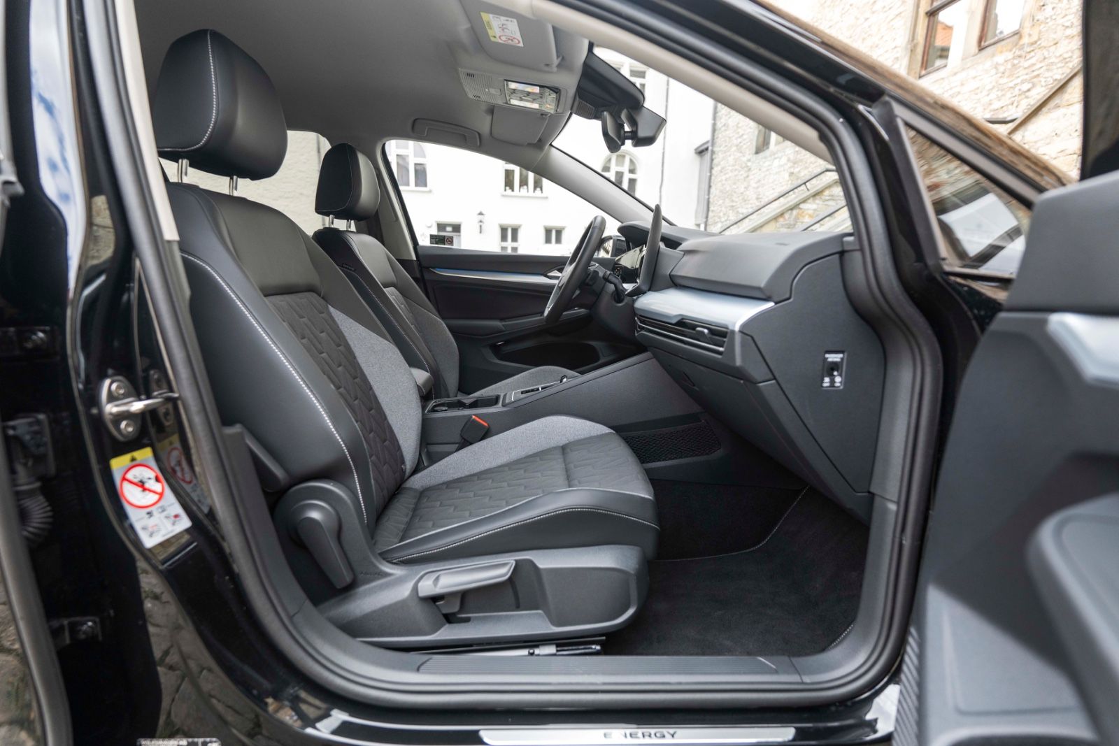 Fahrzeugabbildung Volkswagen Golf VIII 2.0 TDI ENERGY ACC LED KAM CARPLAY AHK