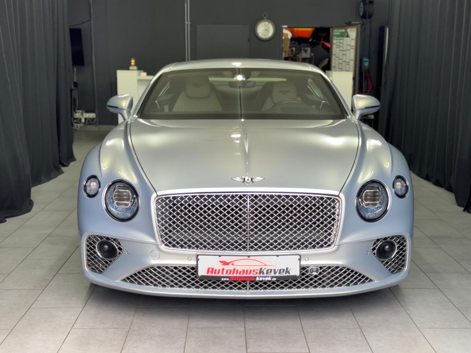 Fahrzeugabbildung Bentley Continental GT 6.0 W12 4WD AKRAPOVIC MASSAGE