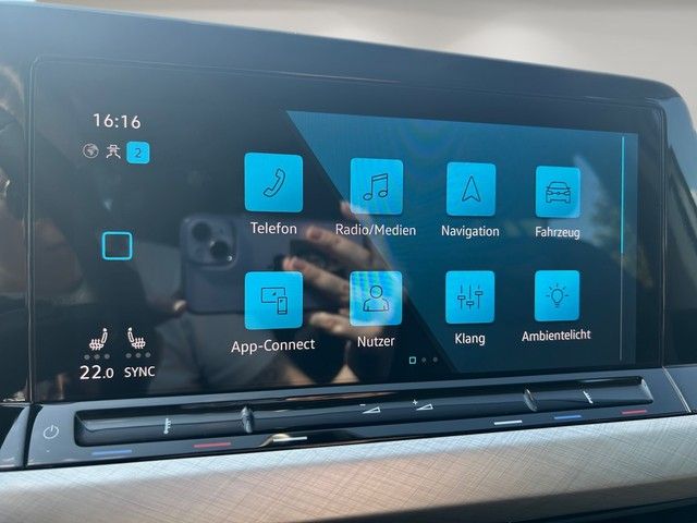 Fahrzeugabbildung Volkswagen Golf VIII Variant 1.5eTSI DSG Life LED+ACC+PARKL