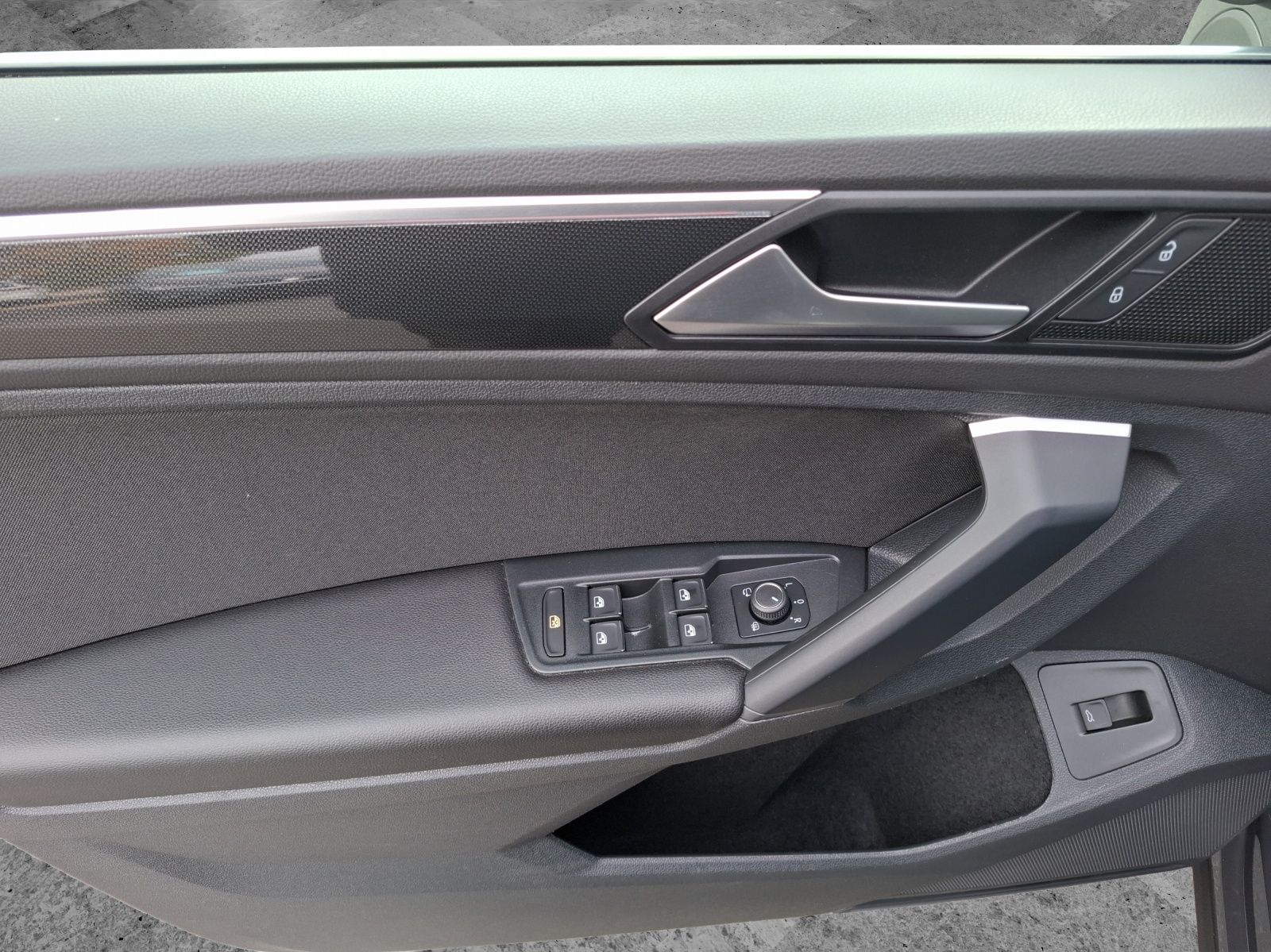 Fahrzeugabbildung Volkswagen Tiguan TDI Elegance DSG 4Mo Matrix AHK Navi AIF´