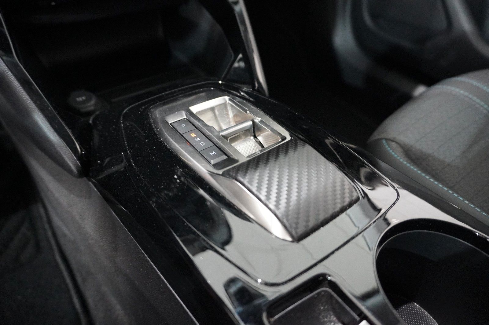 Fahrzeugabbildung Peugeot 2008 1.2T ALLURE AT NAVI/LED/KAMERA/SHZ/VIRT.