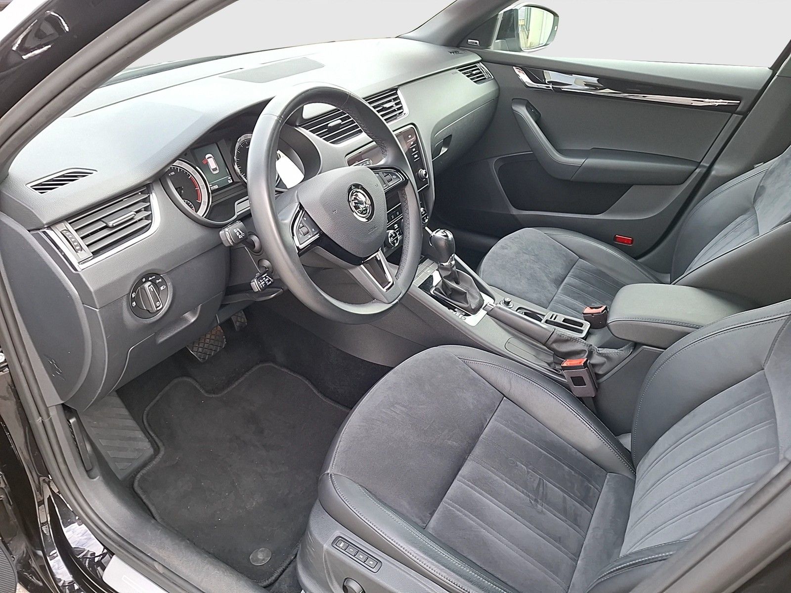 Fahrzeugabbildung SKODA Octavia Combi TSI L&K DSG LED Navi ACC PDC SHZ 1
