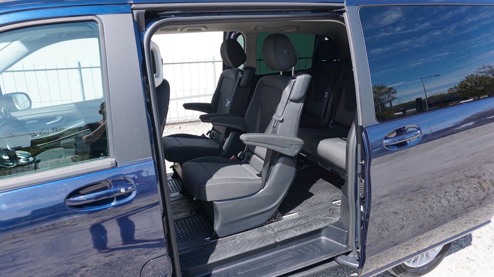 Fahrzeugabbildung Mercedes-Benz V 220d EDITION lang  7 Sitze,Navi,AHK,SR+WR