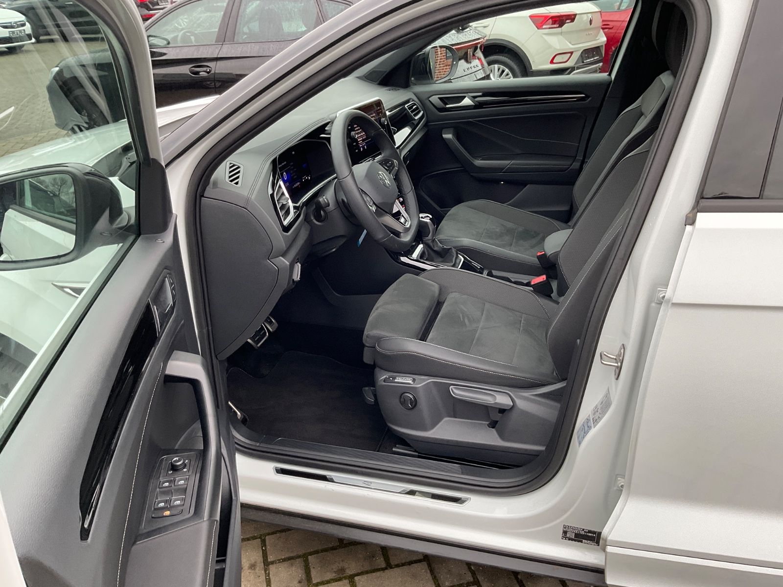 Fahrzeugabbildung Volkswagen T-Roc 1.5 TSI DSG R Line,AHK,ACC,Kamera,Navi