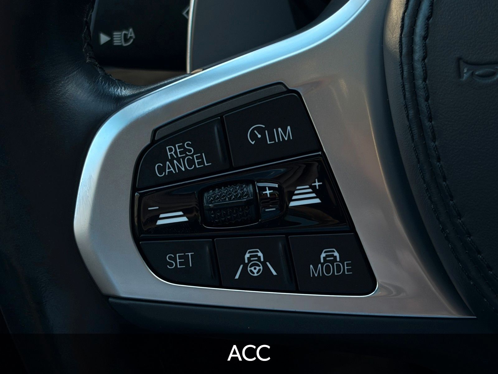 Fahrzeugabbildung BMW M550i xDr AHK SHD StHzg Nappa SBL H&K HuD DrProf