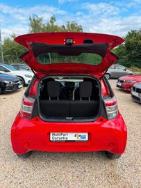 Toyota IQ - 12