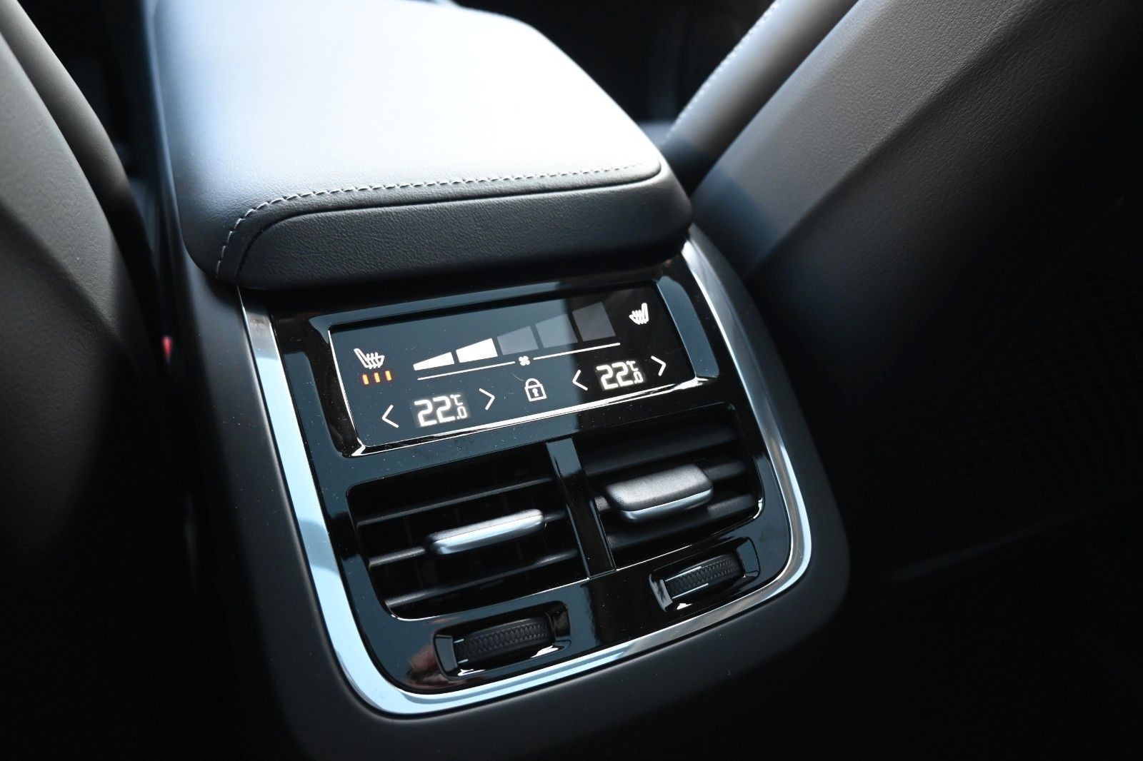 Fahrzeugabbildung Volvo XC60 B5 AWD Ultra Dark*LUFT*360°*ACC*AHK