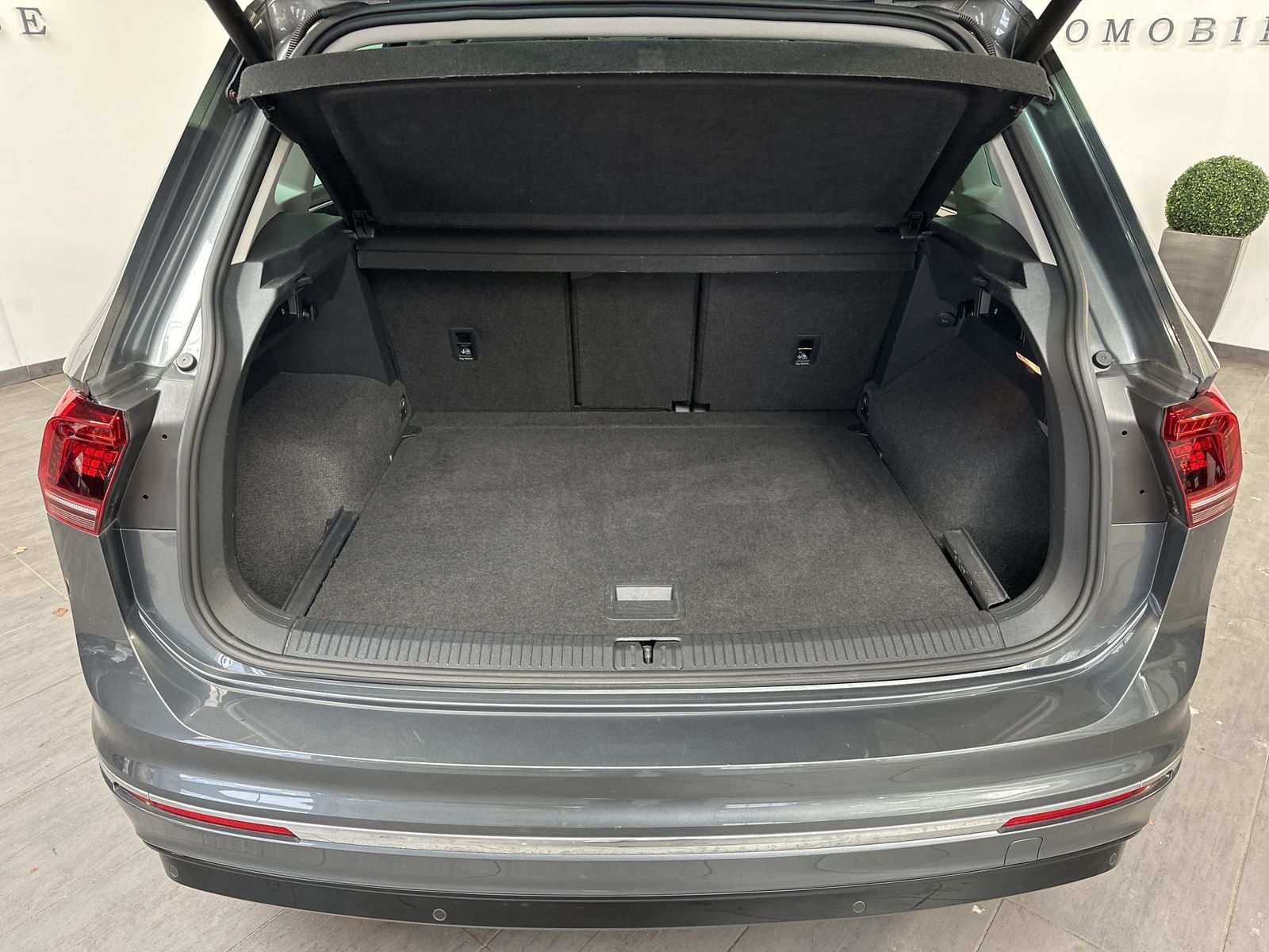 Fahrzeugabbildung Volkswagen Tiguan 2.0 TSI 4M R-Line NAV+LED+AHK+KAM+PANO+AC