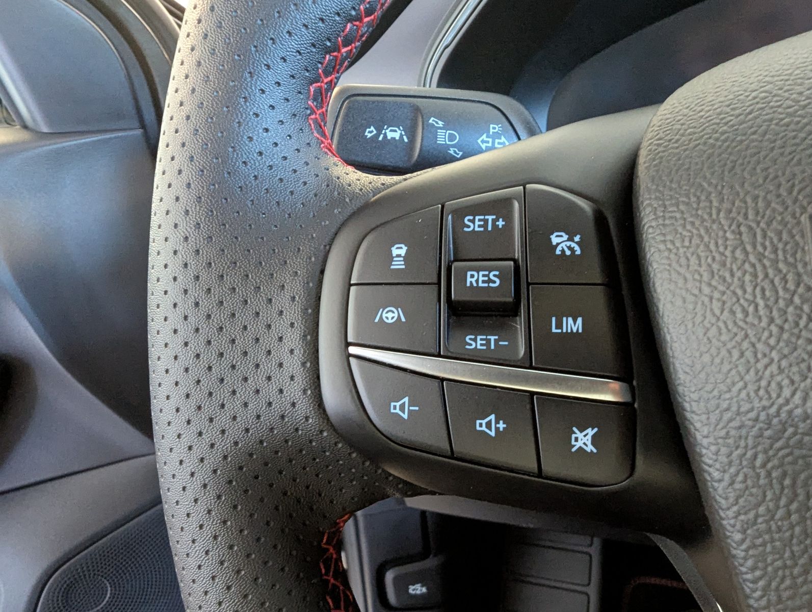 Fahrzeugabbildung Ford Focus 1.0 ST-Line X Styling Matrix B&O Pano 18"