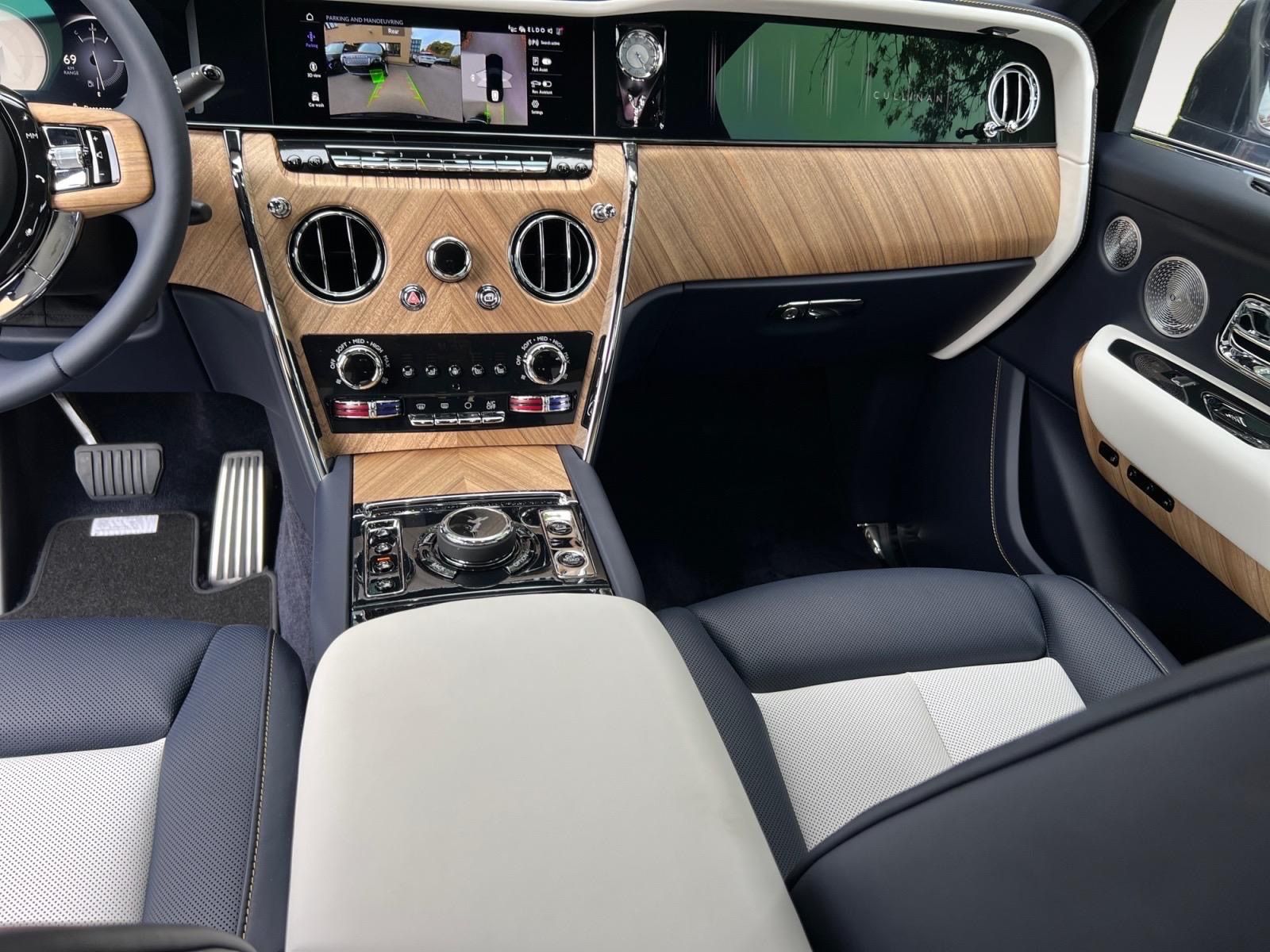 Rolls-Royce Cullinan -II look BLACK BADGE imagem 2
