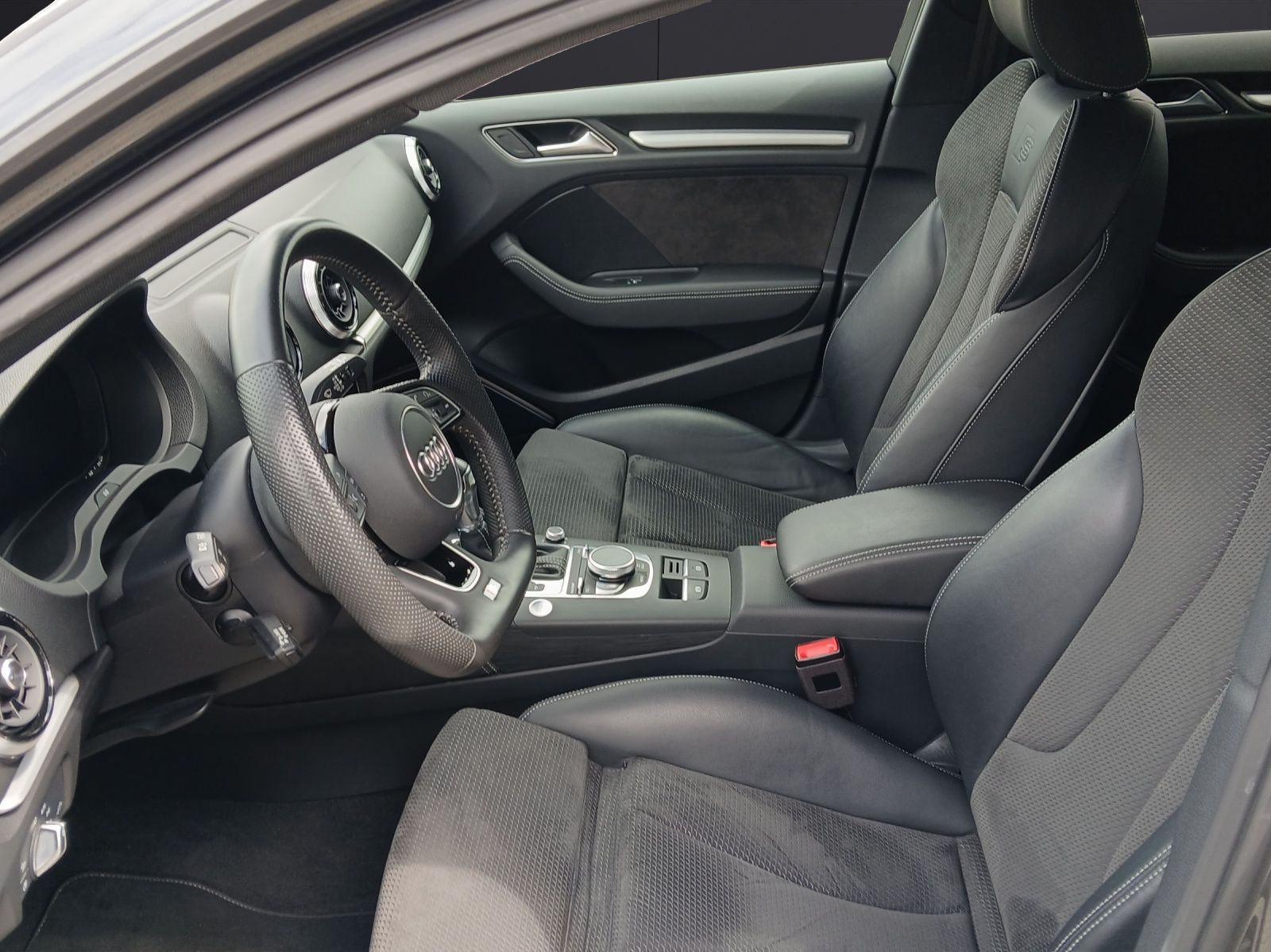 Fahrzeugabbildung Audi A3 Sportback 40 e-tron sport Matrix Navi ACC RFK