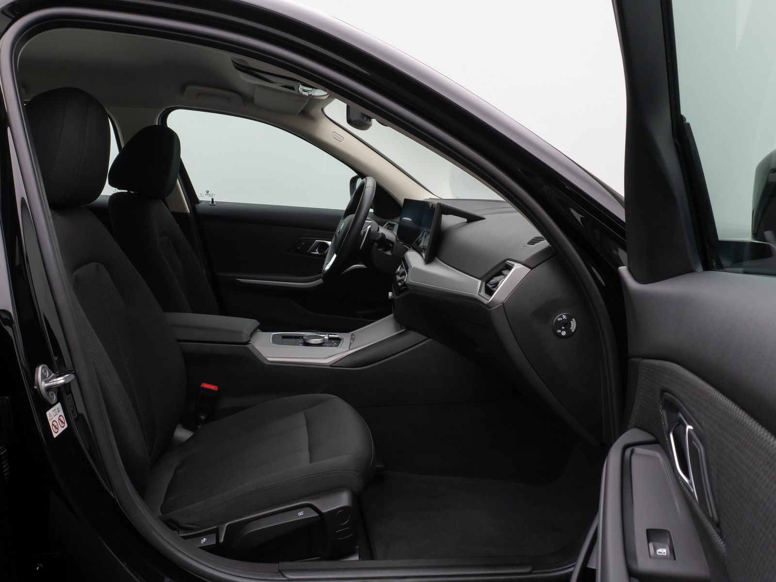 Fahrzeugabbildung BMW 318i HUD DAB CockPitPro PDC Geschwindigkeitsreg