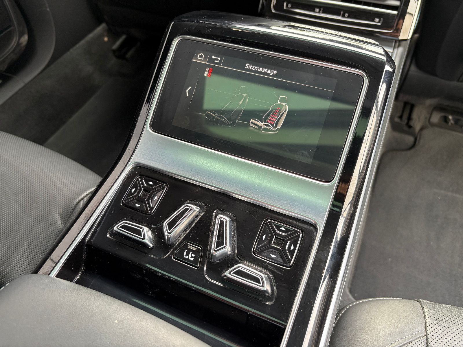 Fahrzeugabbildung Audi A8 60 TFSI e L quattro/Chauffeur-Paket/Fond-TV/