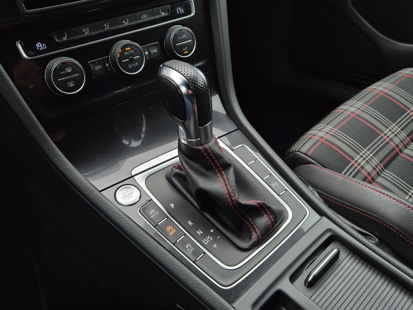 Fahrzeugabbildung Volkswagen GOLF VII GTI PERFORM DSG KAM NAVI XENON DYNAUDIO