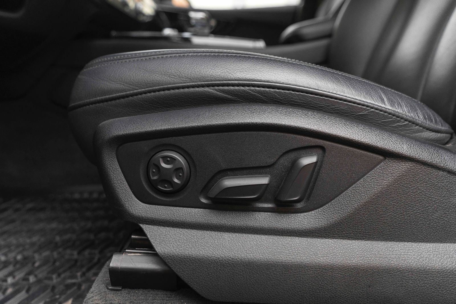 Fahrzeugabbildung Audi Q7 3.0 TFSI Quattro LED PANO NAV 7 SITZER BOSE