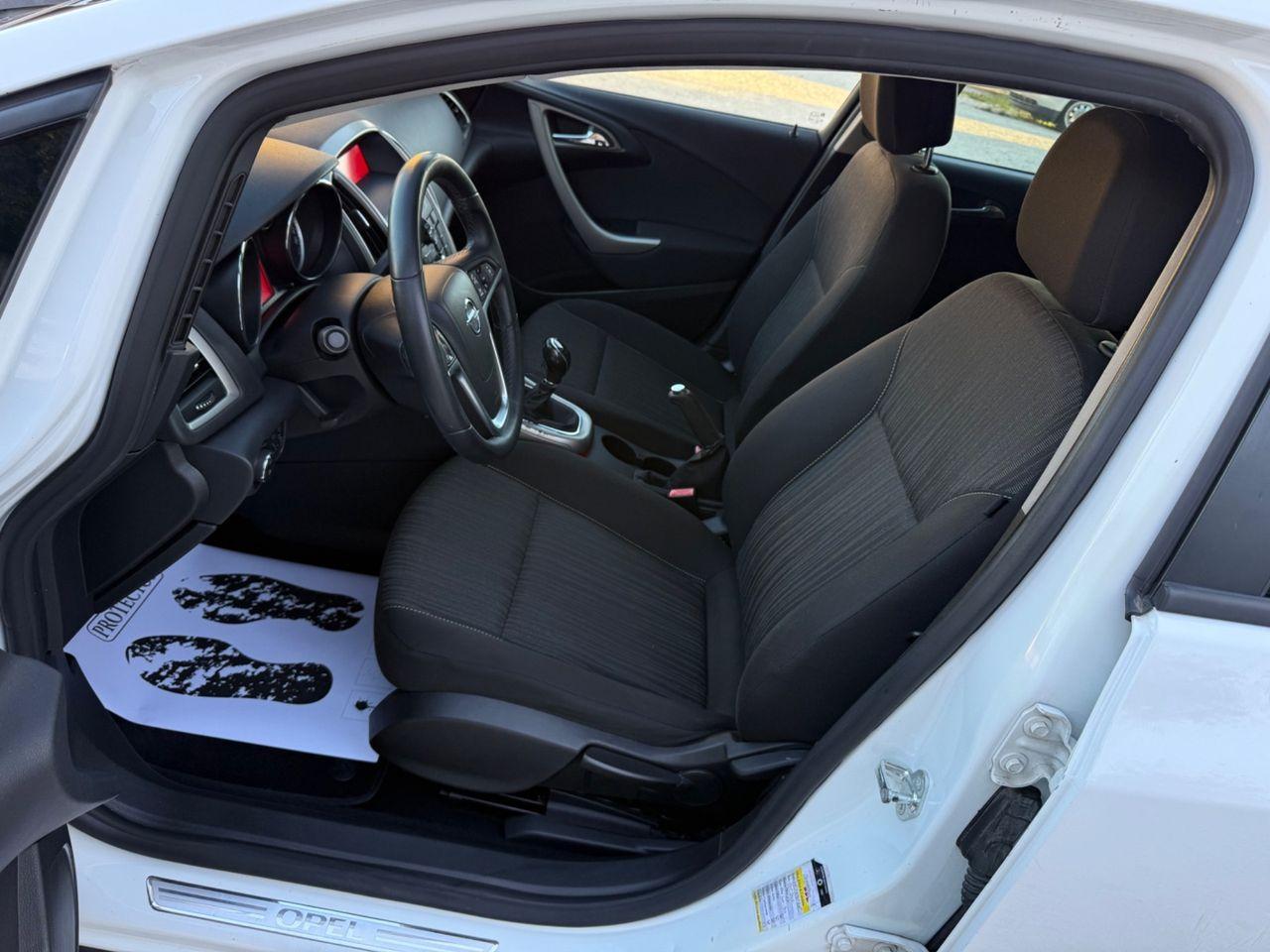 Opel Astra 2011 — photo 8