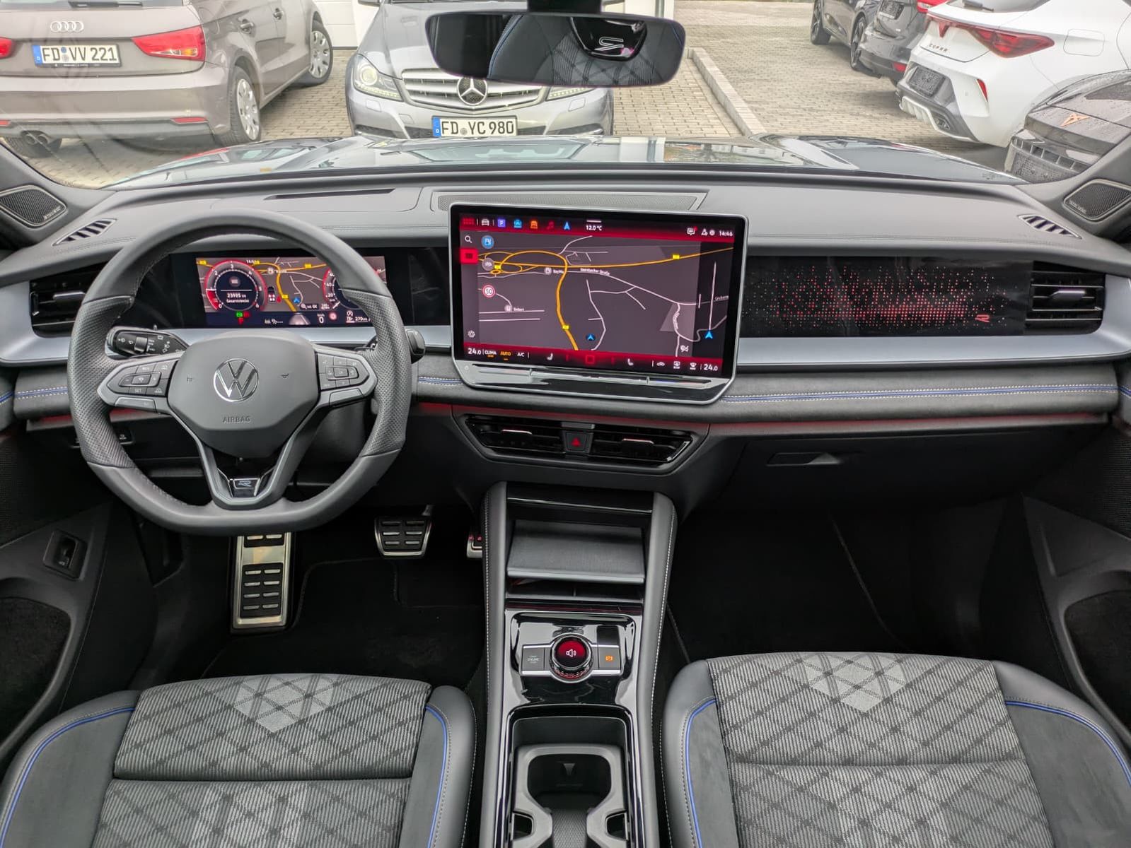 Fahrzeugabbildung Volkswagen Tayron 2.0 TDI 4M R-Line BLACK*7Si*MATRIX*PANO