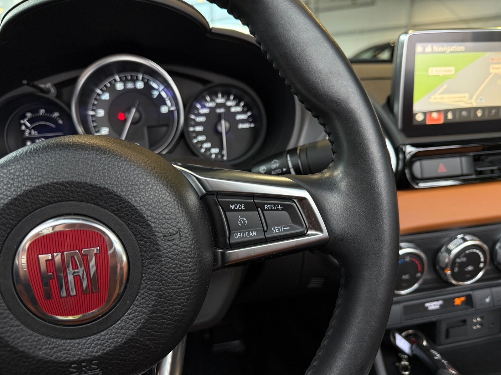 Fahrzeugabbildung Fiat 124 Spider Lusso KAM LED NAVI
