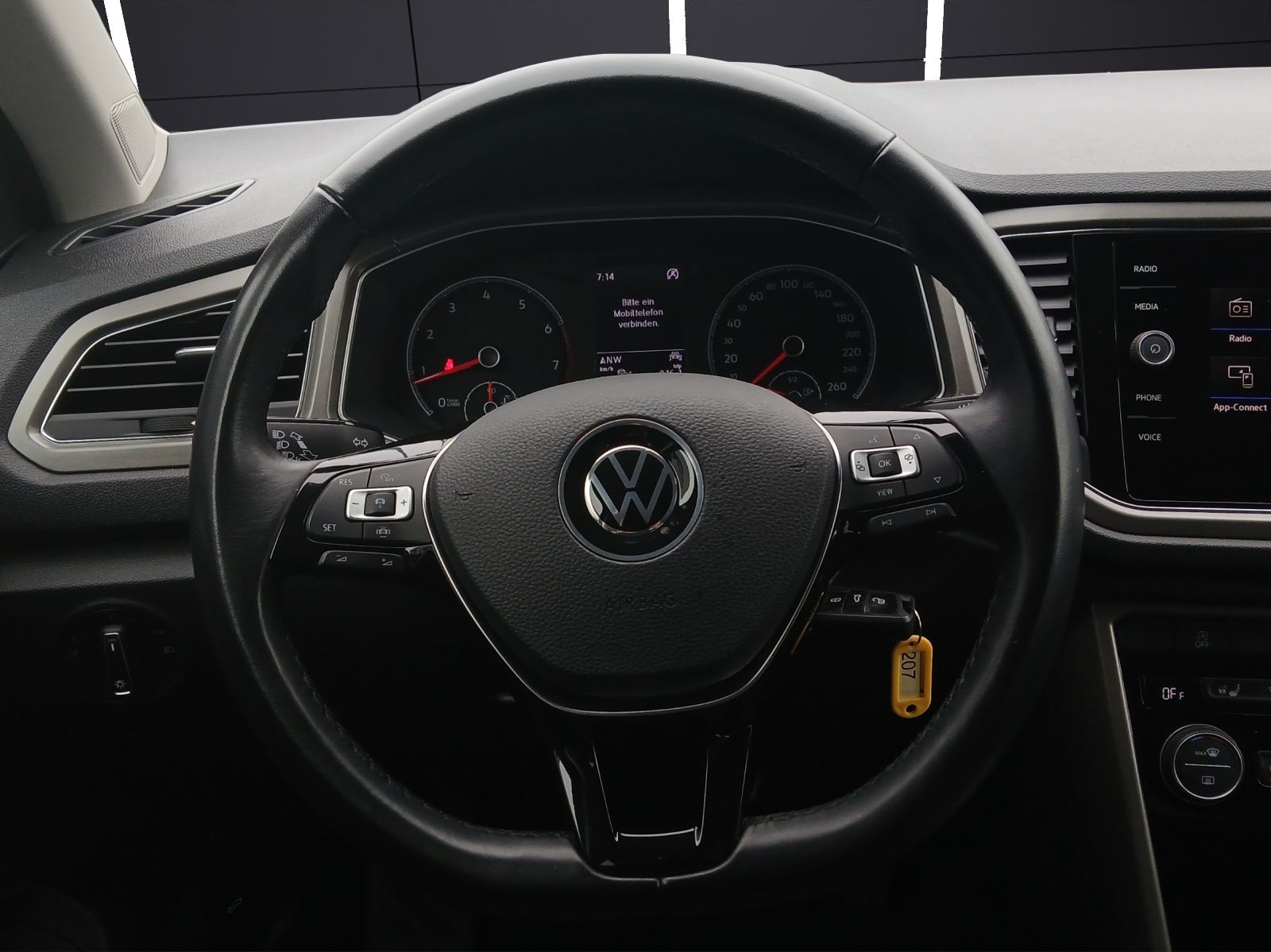 Fahrzeugabbildung Volkswagen T-Roc TSI Style LED AHK Navi ACC RFK SHZ