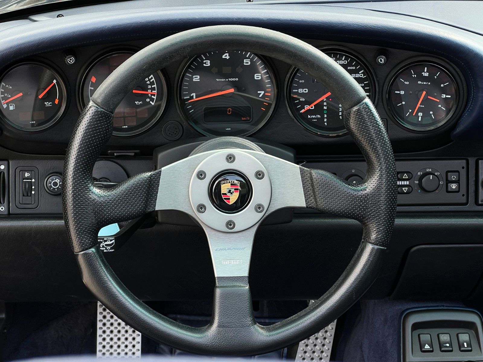 Fahrzeugabbildung Porsche 911 Carrera 2 Cabrio 3.6l Tiptr. (964) deutsch