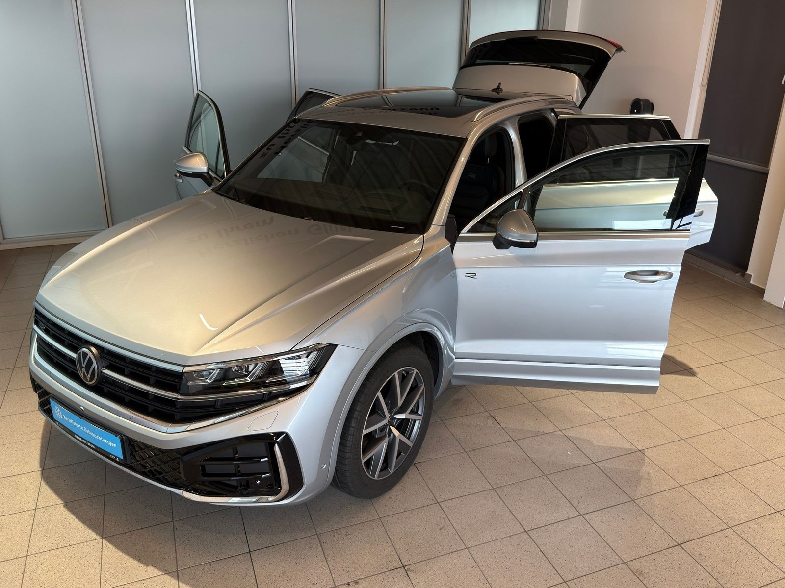 Volkswagen Touareg 3.0 TDI V6 R-Line 4Motion Leder Pano S foto 2