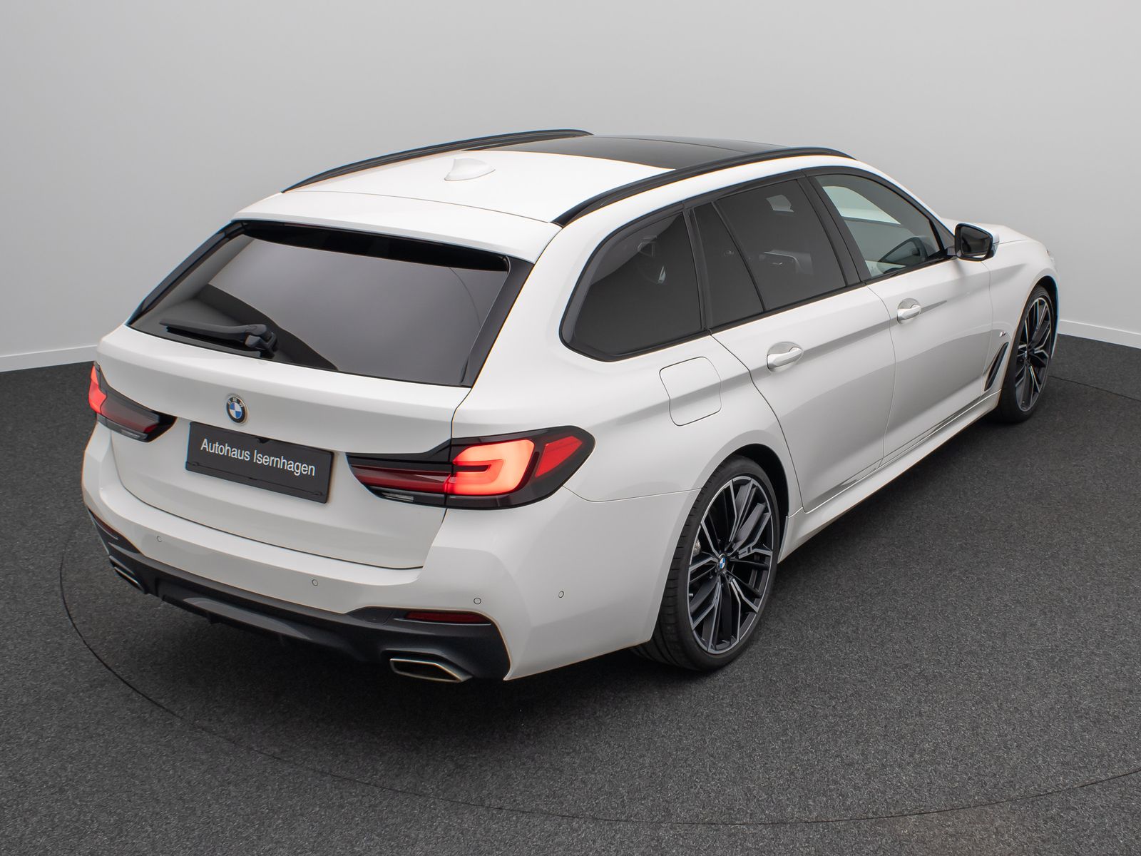 Fahrzeugabbildung BMW 530d xD M Sport Panorama Kamera Laser HUD HiFi