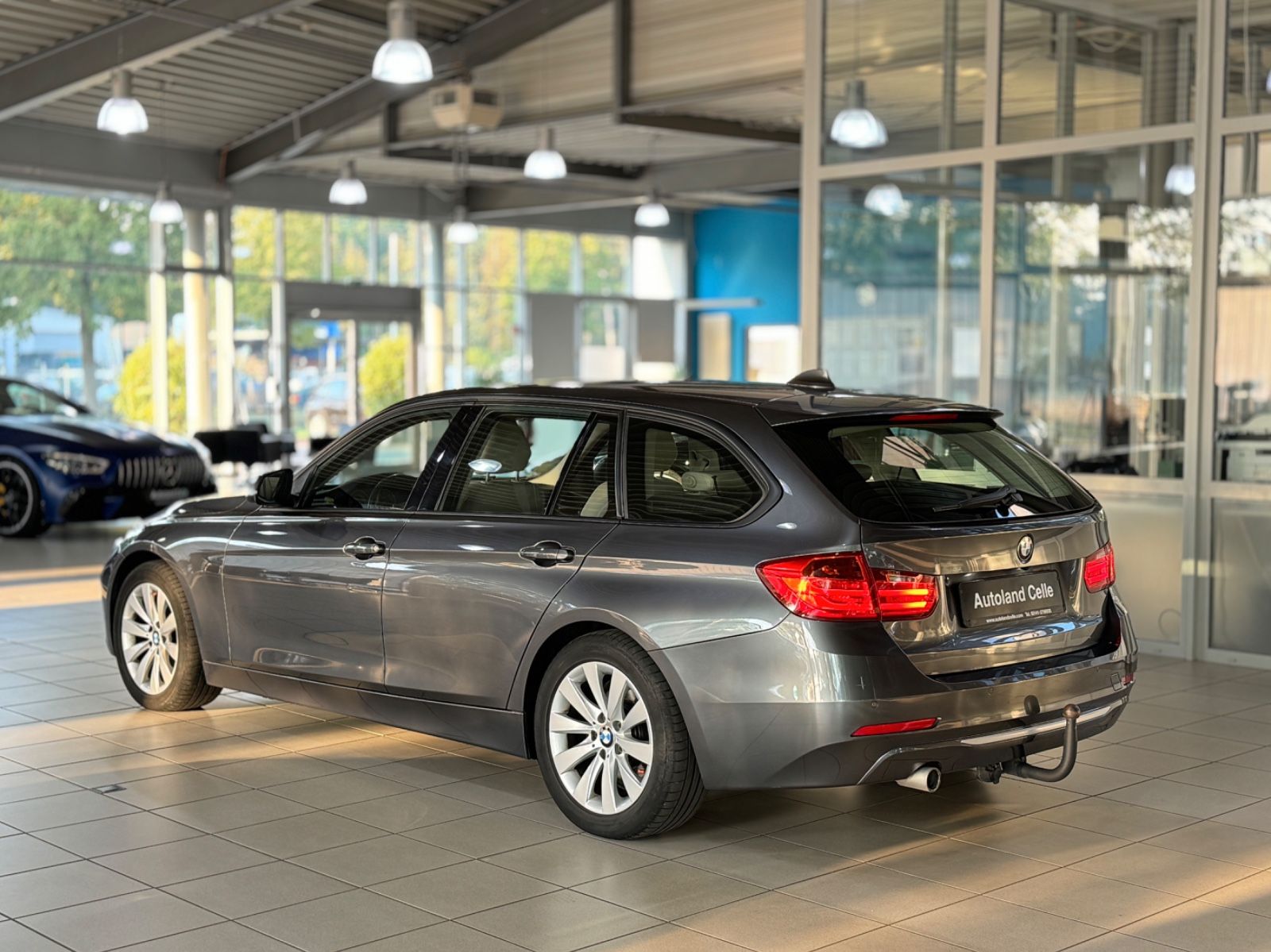 Fahrzeugabbildung BMW 320d Modern Line Panorama Kamera HUD Komfort