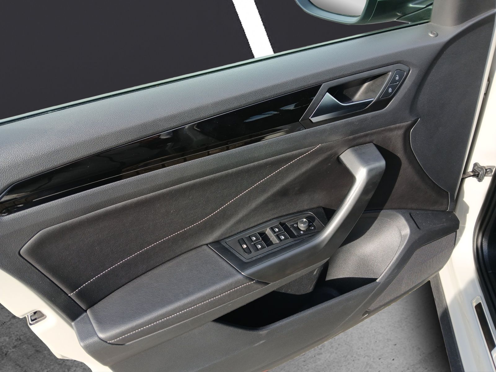 Fahrzeugabbildung Volkswagen T-Roc TDI R-Line DSG LED AHK Navi AID ACC Park-A