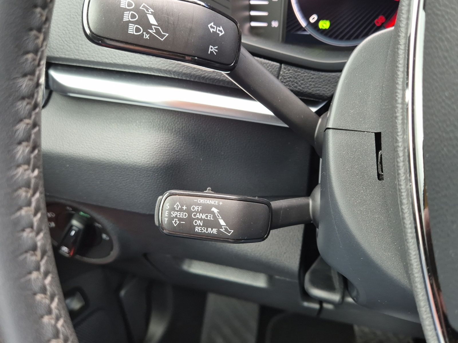 Fahrzeugabbildung SKODA Karoq TSI Clever DSG LED AHK Navi VC ACC RFK SH