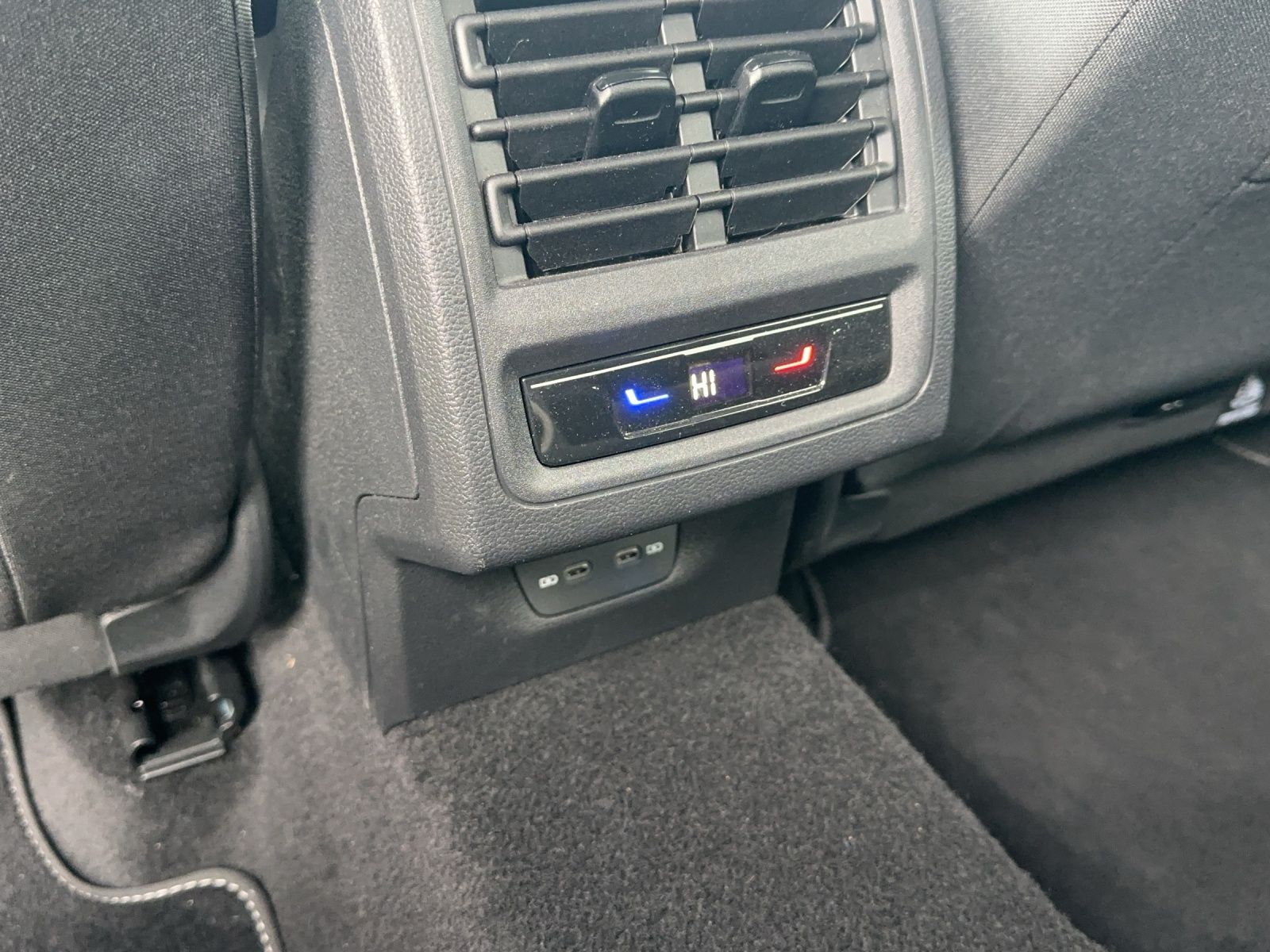 Fahrzeugabbildung Volkswagen Golf VIII Variant eTSI Active DSG NAVI LED ACC R