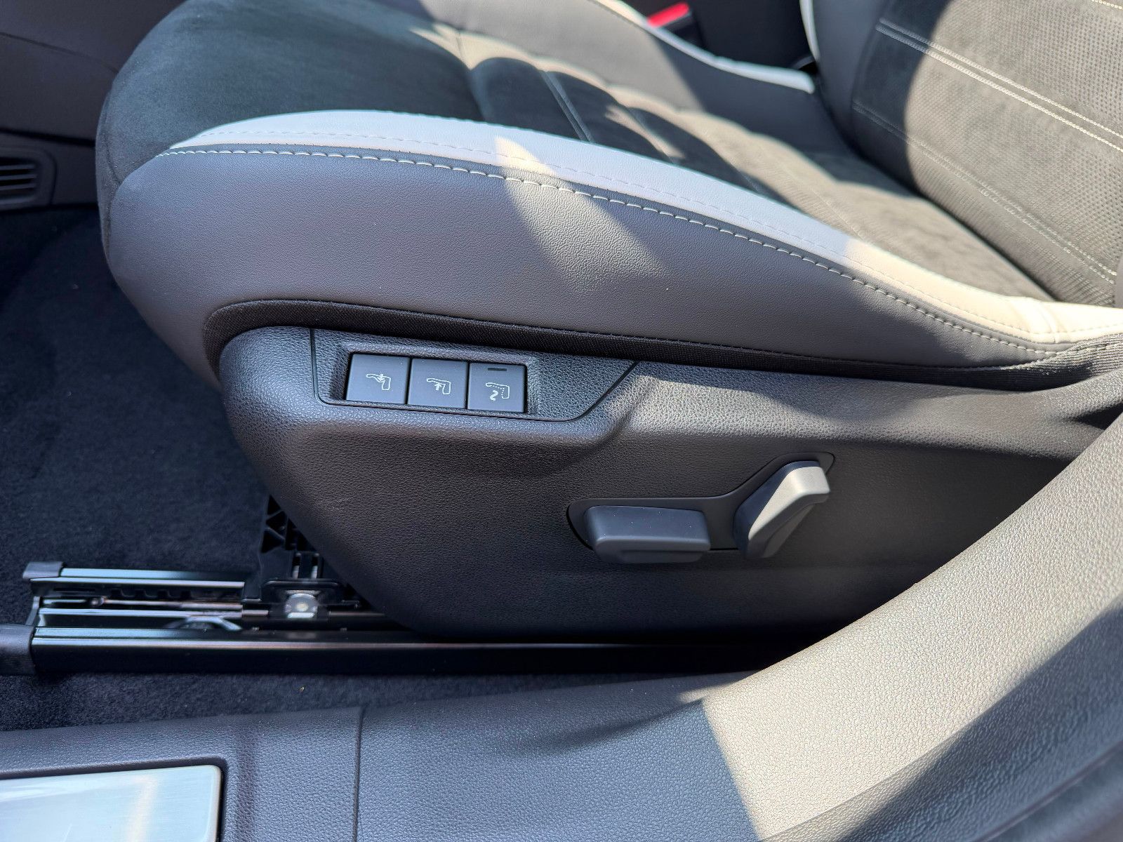 Fahrzeugabbildung Alfa Romeo Junior Elettrica 115 kW Sport Speciale