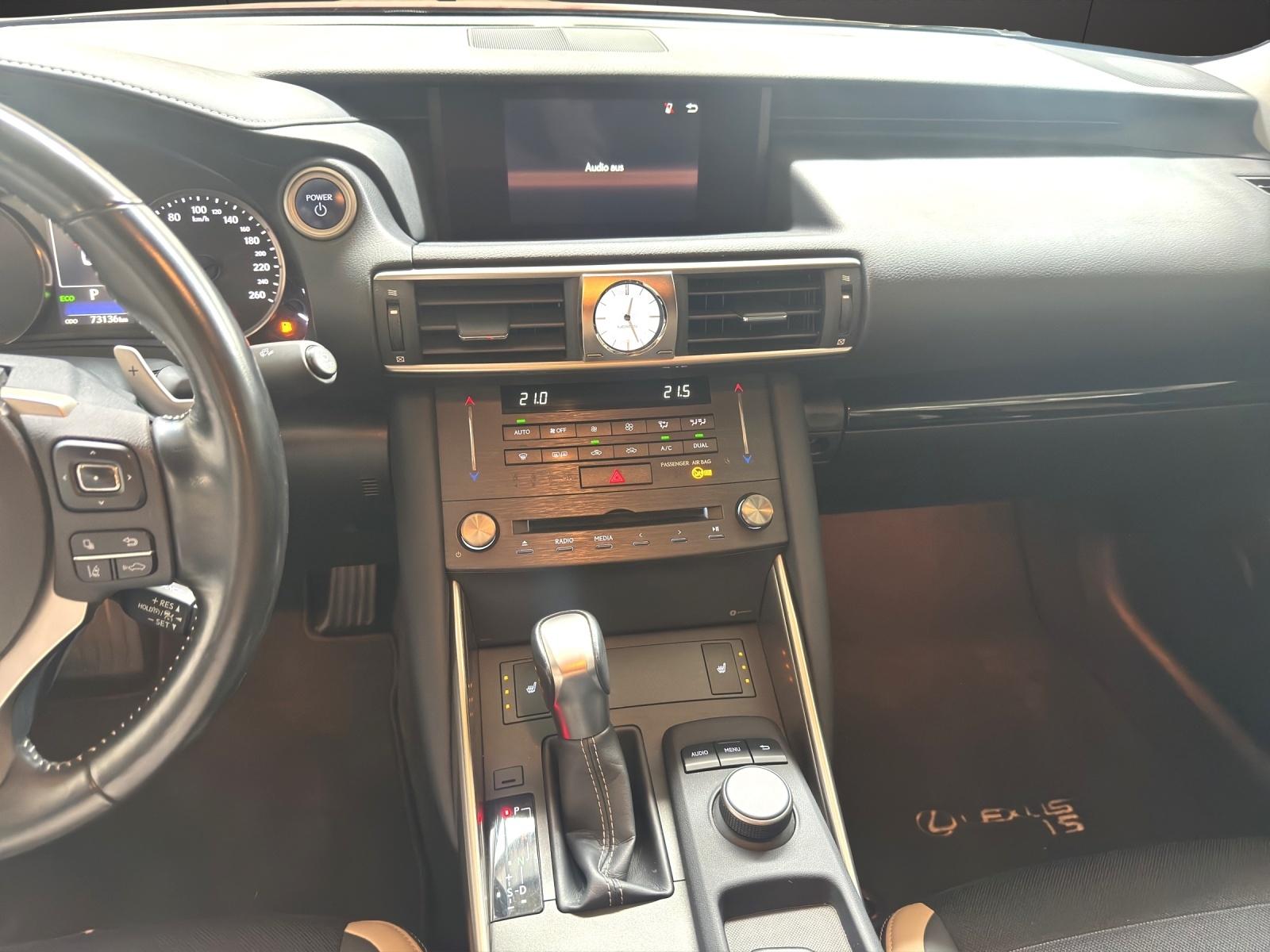LEXUS IS 300H 2.5 HYBRIDE 181ch - GPS - PHARES LED - SIÈGES CHAUFFANTS - ANGLE MORT