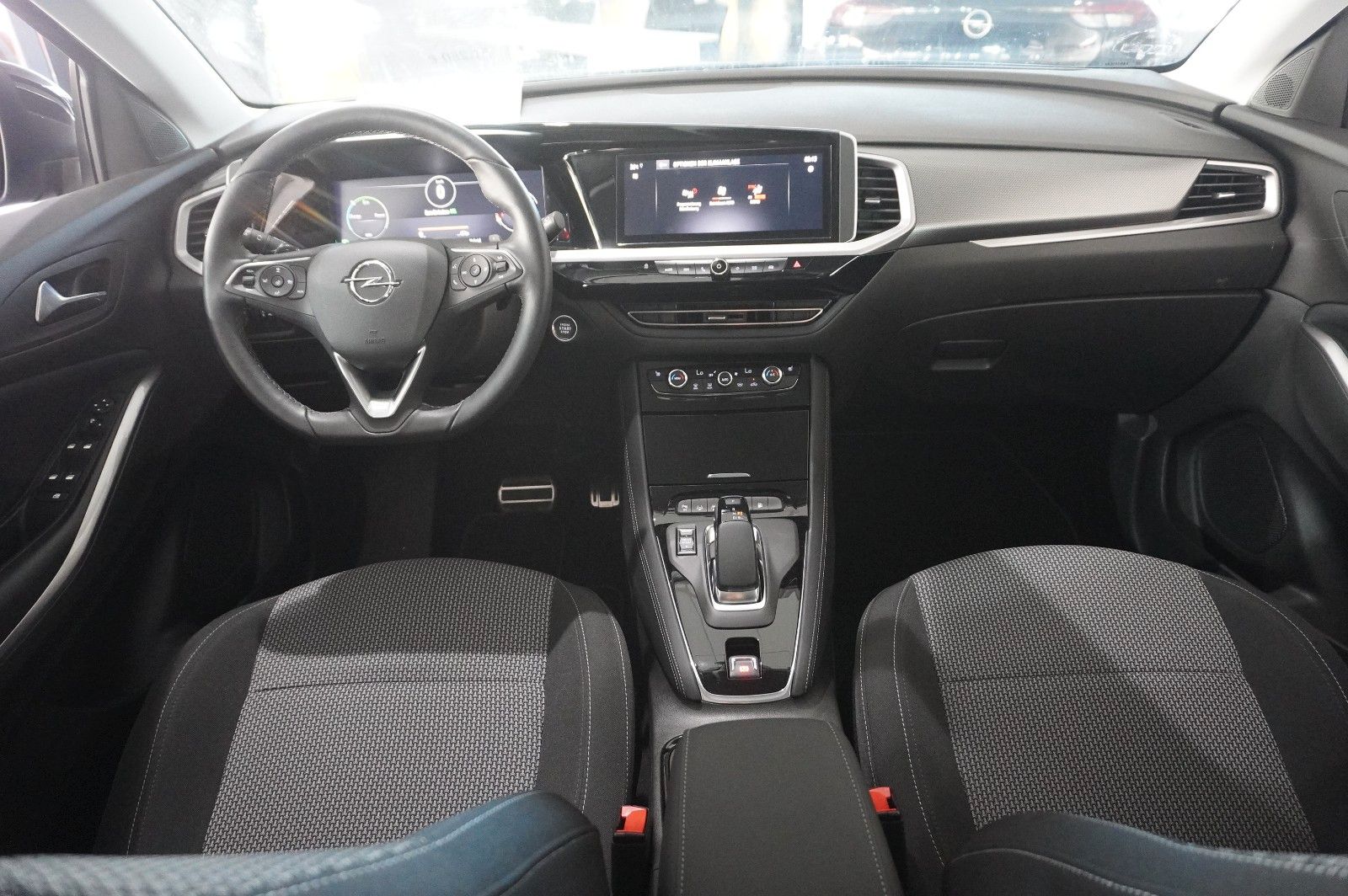 Fahrzeugabbildung Opel Grandland (X) 1.6T EDITION HYBRID NAVI/LED/VIRT.