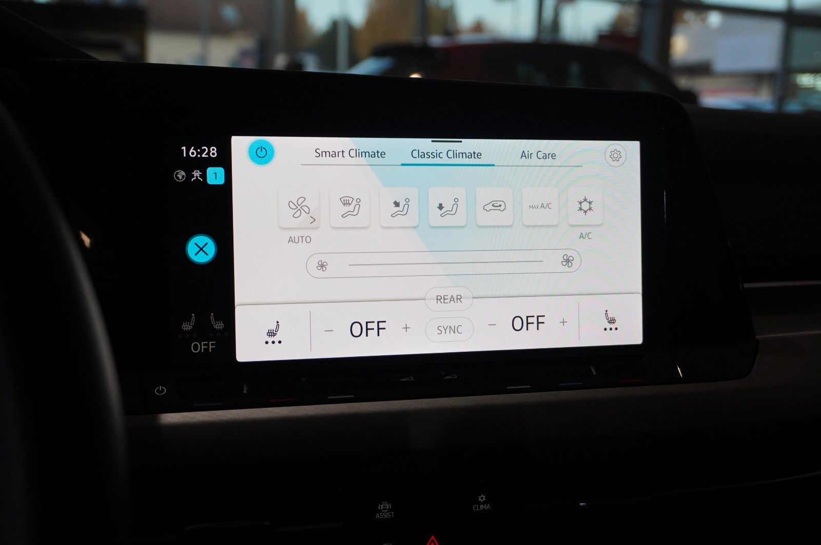 Fahrzeugabbildung Volkswagen Golf VIII Lim. 2.0 TDI LIFE DSG NAVI/LED/KAMERA