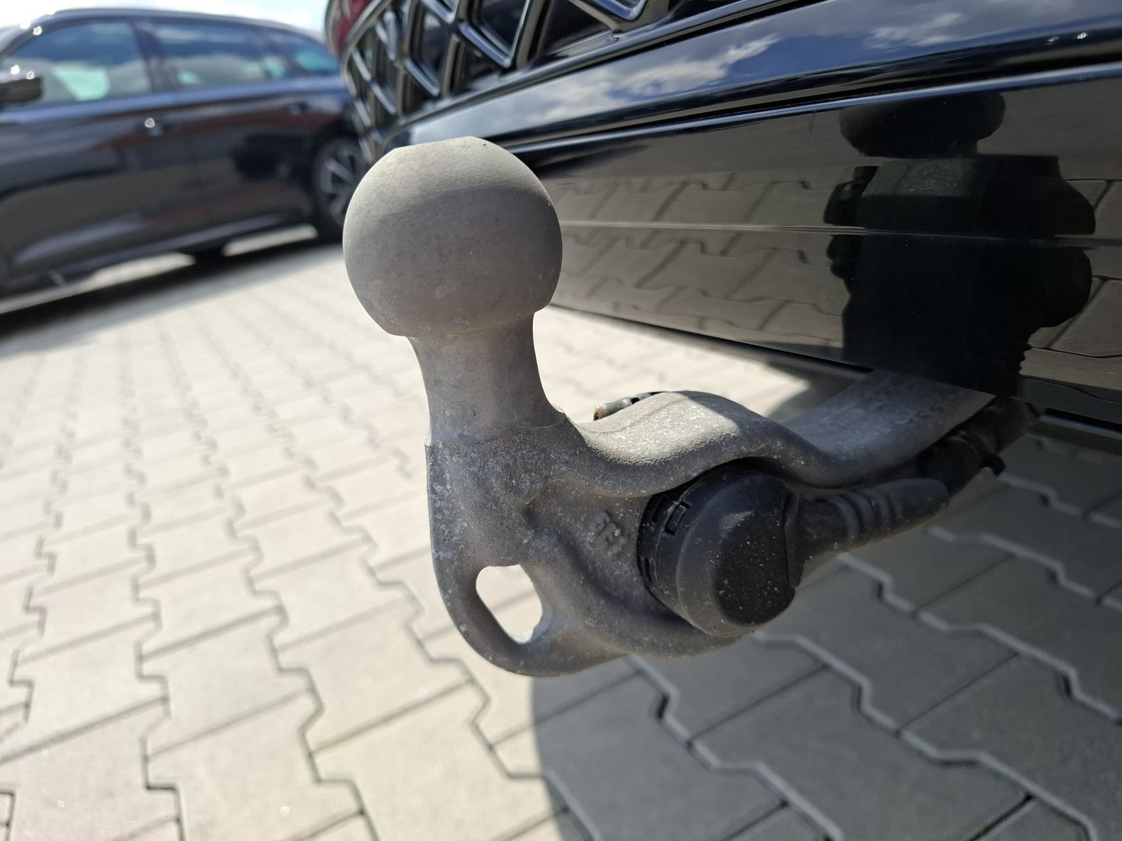 Fahrzeugabbildung Volkswagen Tiguan 2.0 TDI 4M R-Line BLACK*PAN*HK*AHK*MATRIX