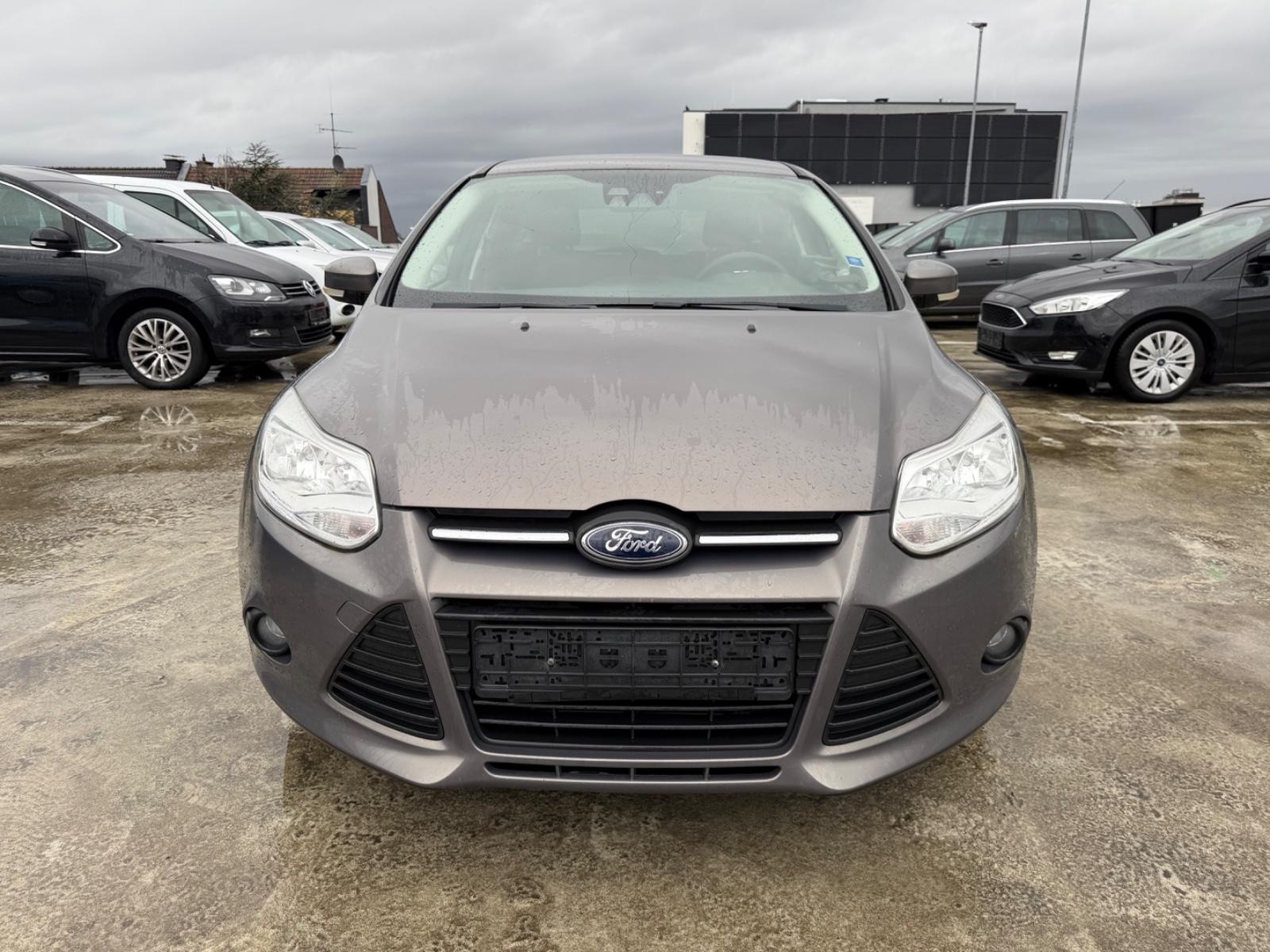 Ford Focus 2012 — rear view
