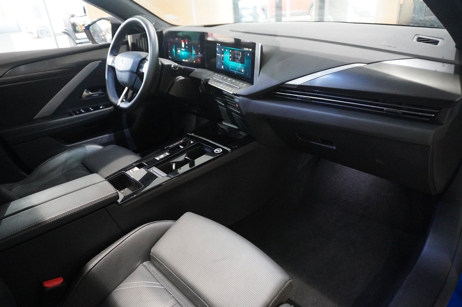 Fahrzeugabbildung Opel Astra ST 1.2T ULTIMATE NAVI/LED/PANO./SPORT/DAB+