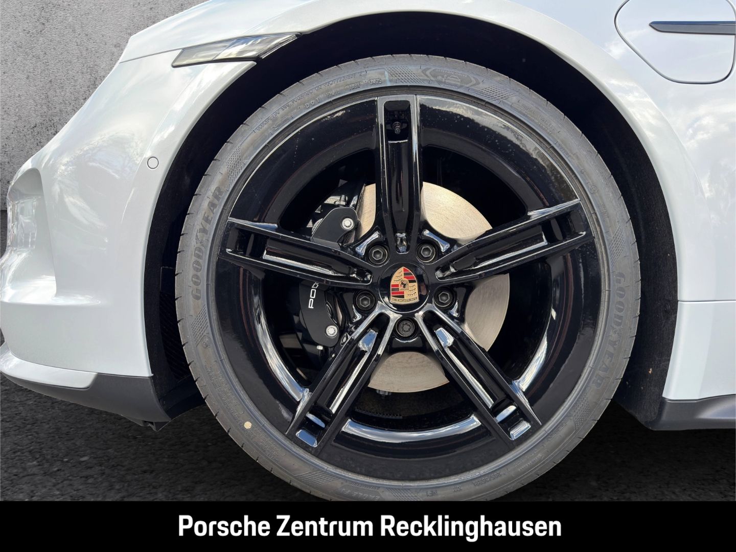 Porsche Taycan Black Edition SportDesign Paket Luftfeder foto 15