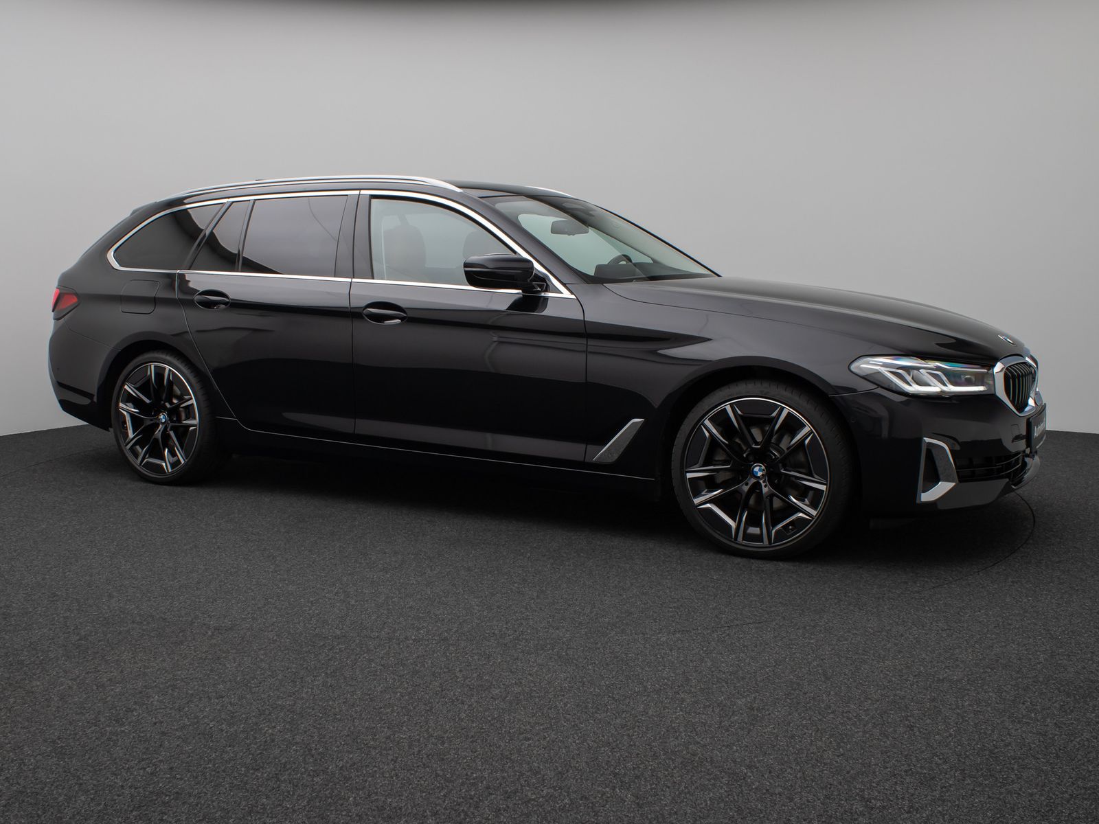 Fahrzeugabbildung BMW 520d xD LuxuryLine Panorama Laser TV HUD DAB H/K