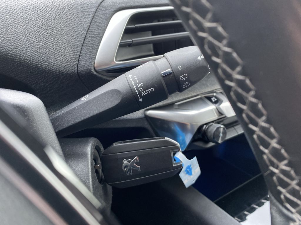 Fahrzeugabbildung Peugeot 3008 PureTech 130 S&S GPF Allure *Navi*Rückfahrk