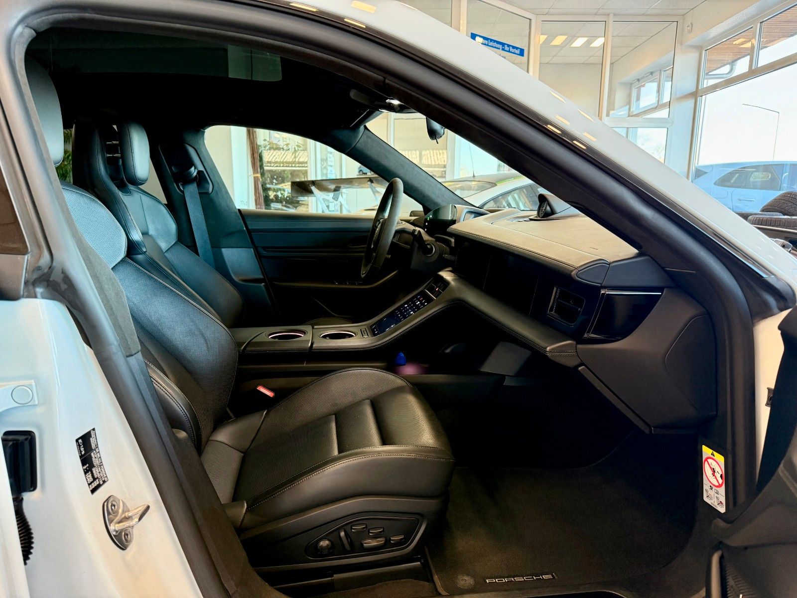 Fahrzeugabbildung Porsche Taycan GTS Panorama/ACC/21Zoll/Keyless