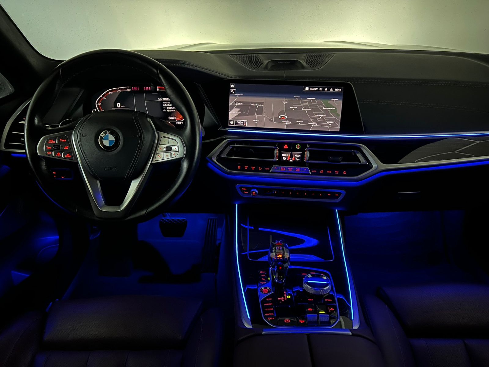 Fahrzeugabbildung BMW X7 xDrive 30d/AHK/B&W/SKYLOUNGE/MASSAGE/7-SITZER