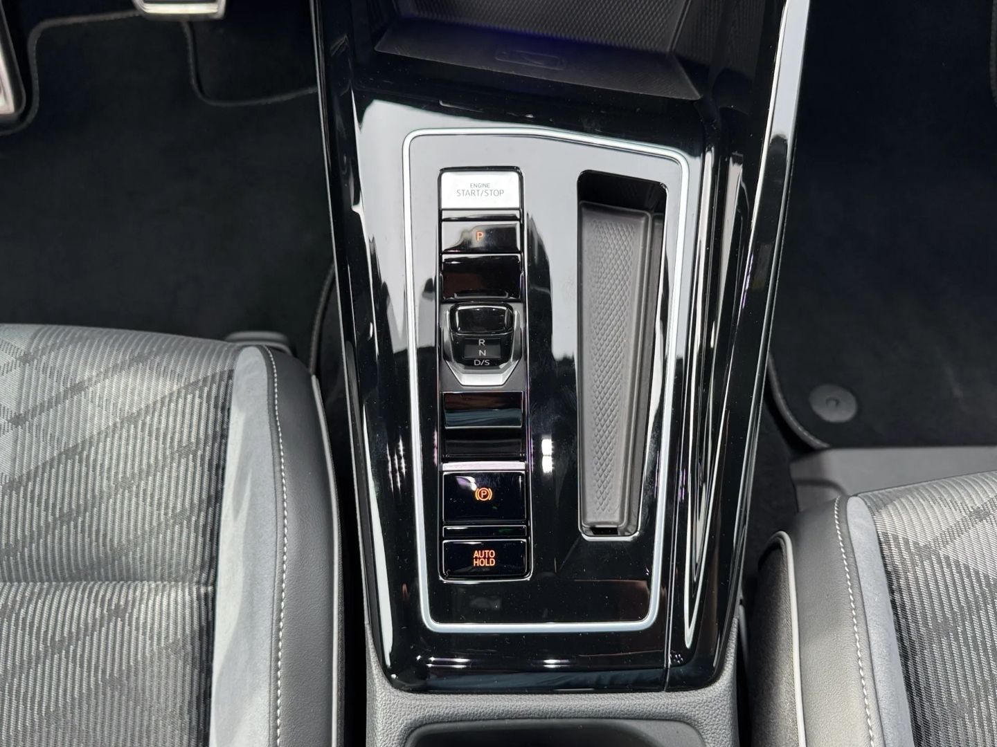 Golf VIII 1.5 eTSI DSG R-LINE *LED+*KAMERA*