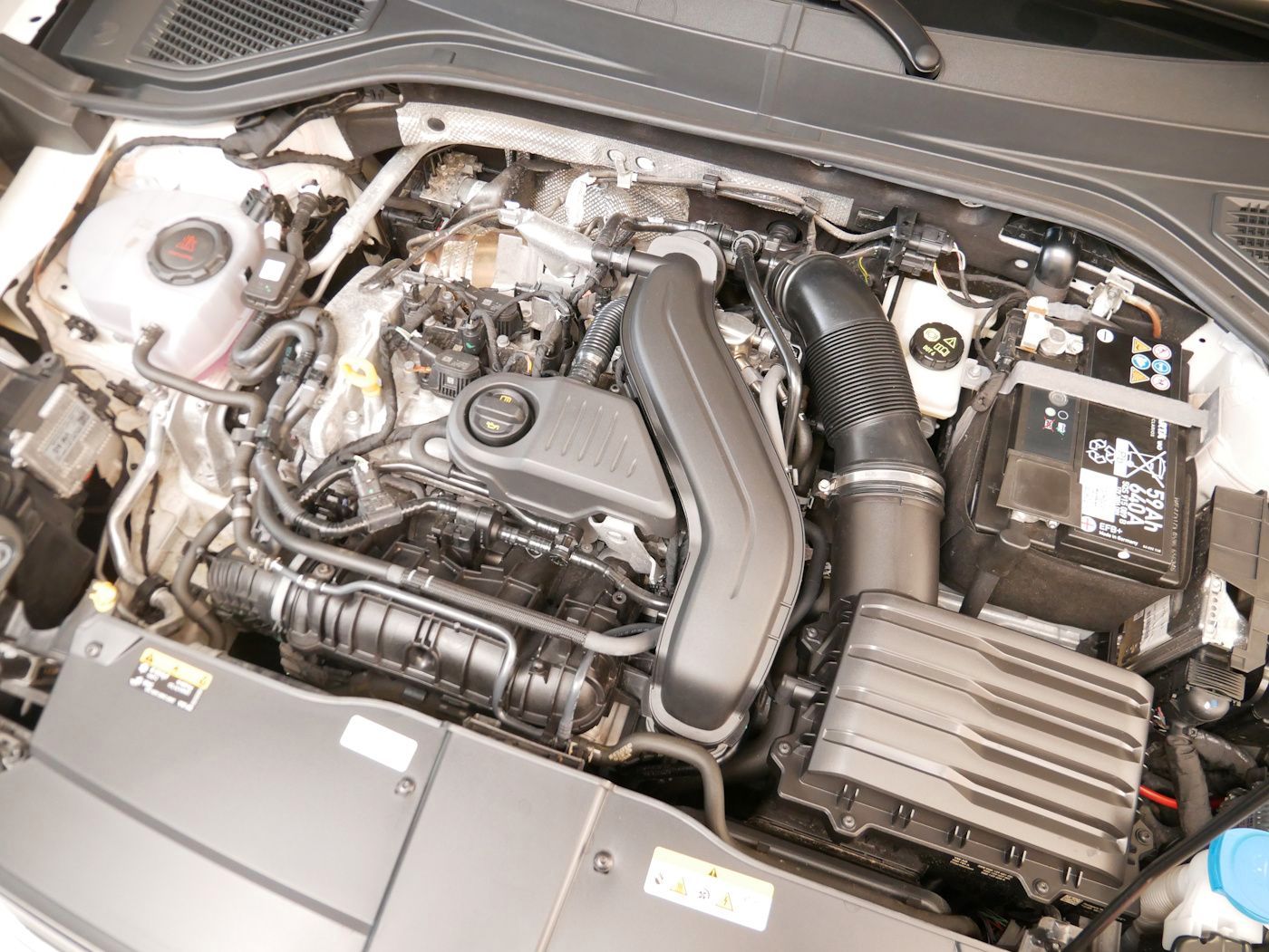Fahrzeugabbildung Volkswagen T-Roc 1.5 TSI R-Line DSG Kamera ACC LED SHZ+LHZ