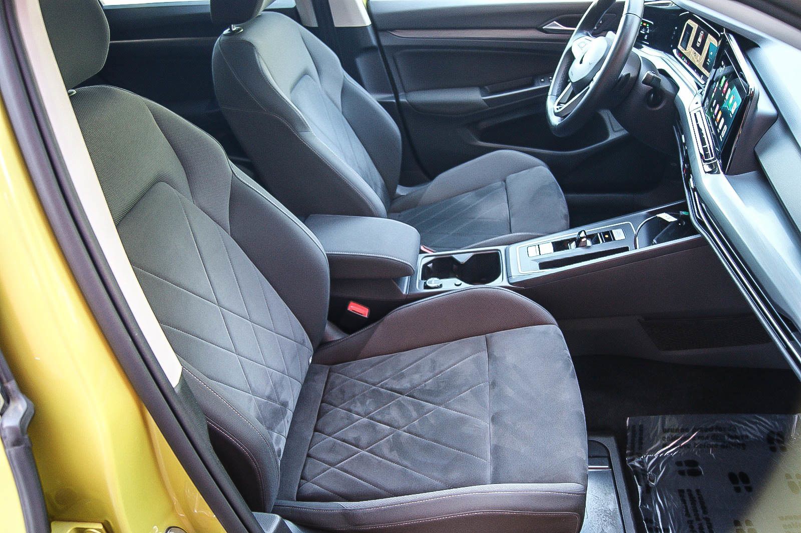 Fahrzeugabbildung Volkswagen Golf VIII 1.5eTSI DSG First Edition MATRIX ANHZV