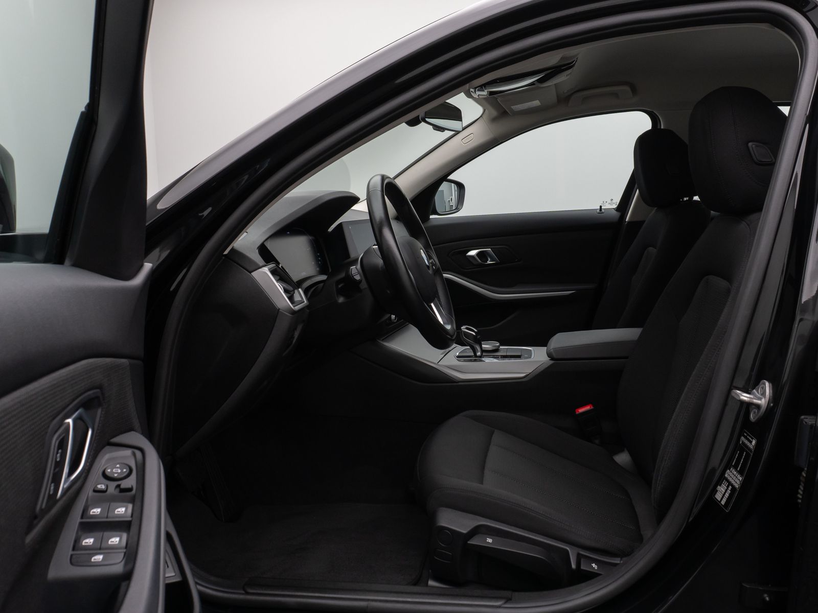 Fahrzeugabbildung BMW 330i HUD DAB CockPitPro DrivAssist PDC LED Alarm