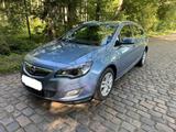 Opel Astra J  Sportstourer Tüv/Service Neu - Opel Astra aus 2010: Sports