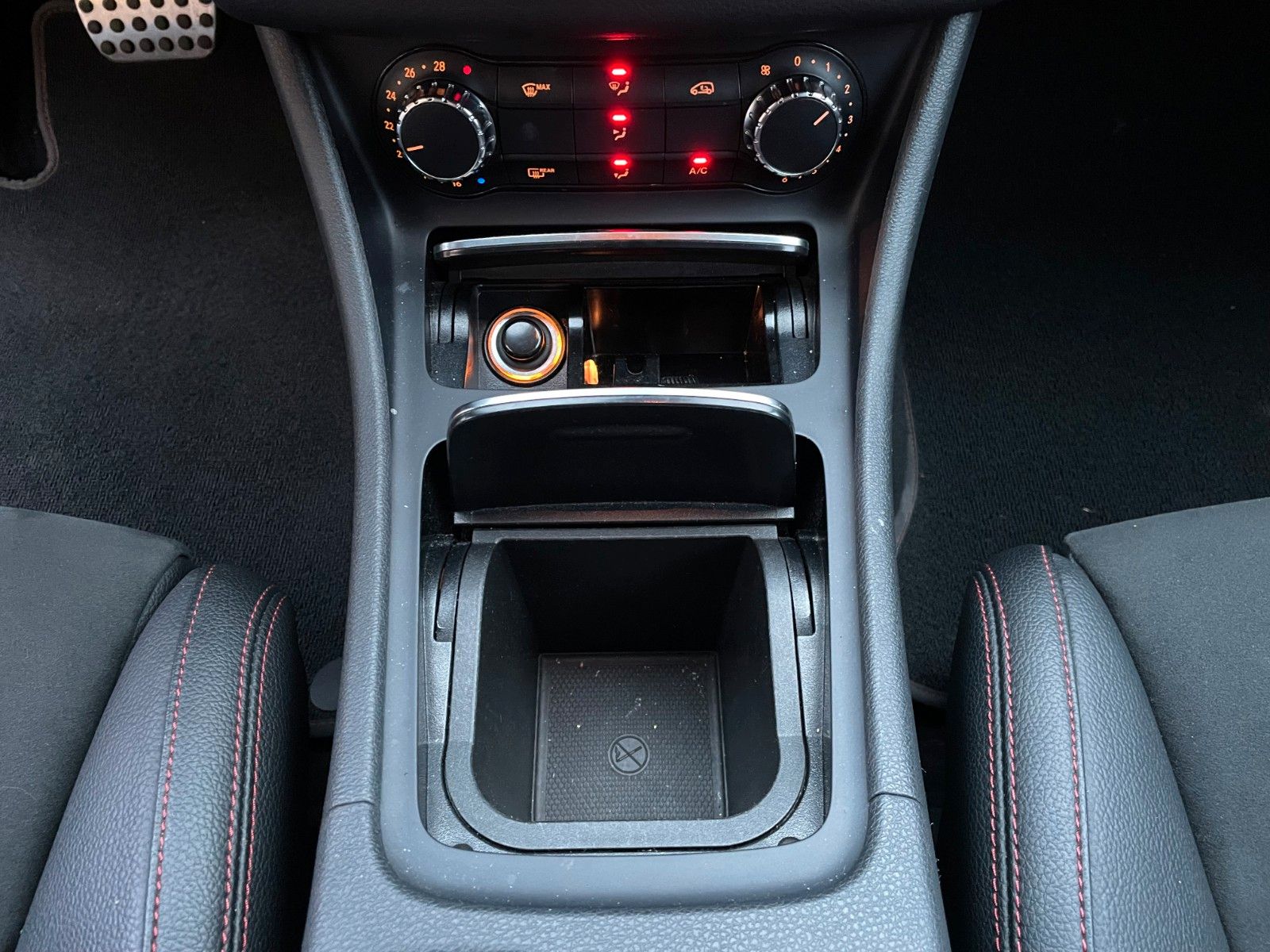 Fahrzeugabbildung Mercedes-Benz CLA 200 AMG Navi+SHZ+Klima+PDC+LED
